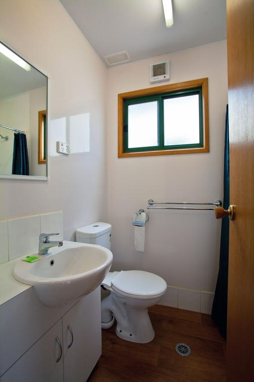 Wagga Wagga Beach Caravan Park Hotel Room photo